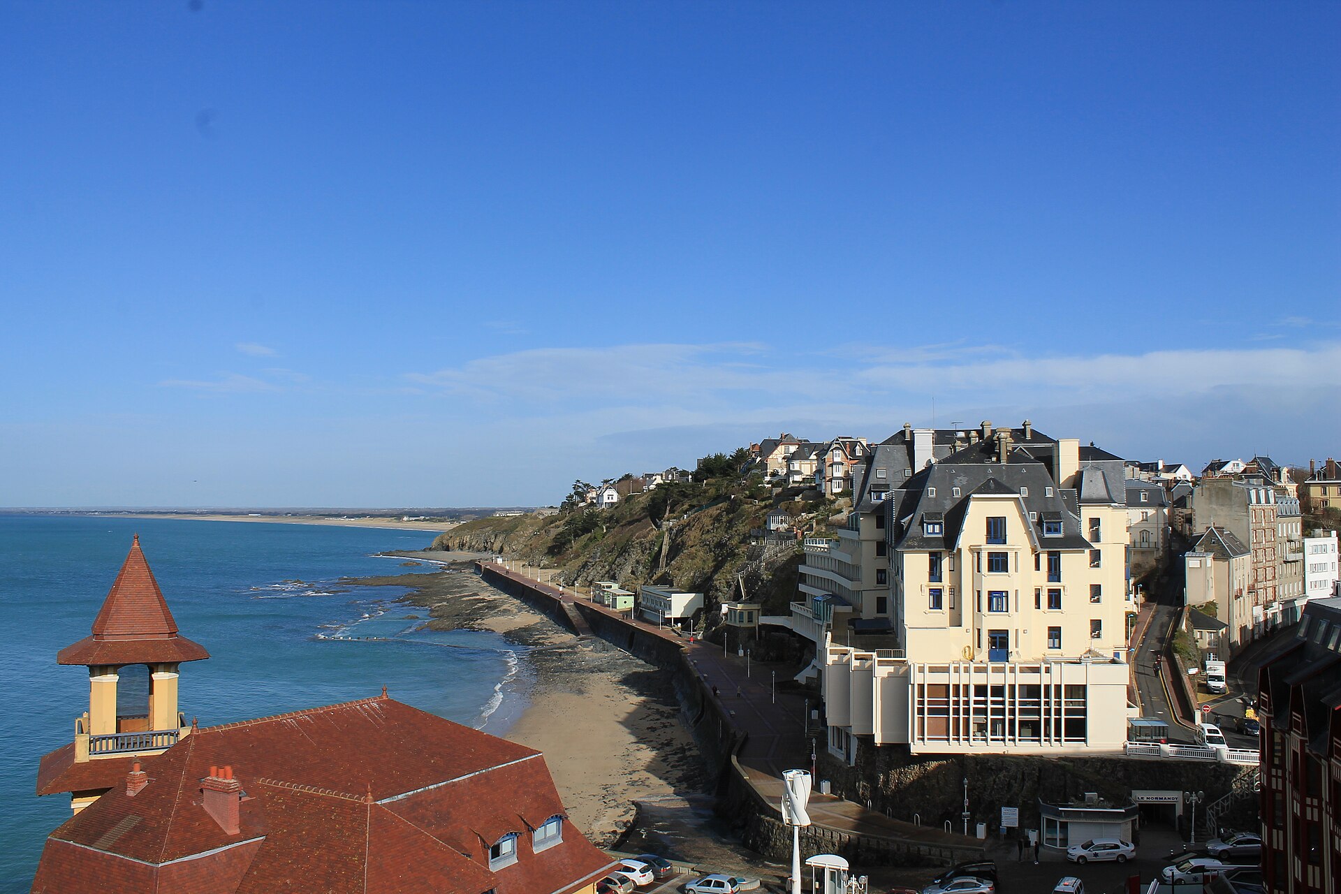 Le Plat Gousset à Granville, ses villas et la mer sous un ciel bleu