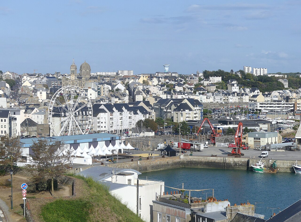 Les toits de la Haute Ville et le port de Granville